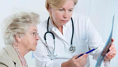 Пациент със симптоми на гръдна остеохондроза се консултира с лекар за изясняване на диагнозата